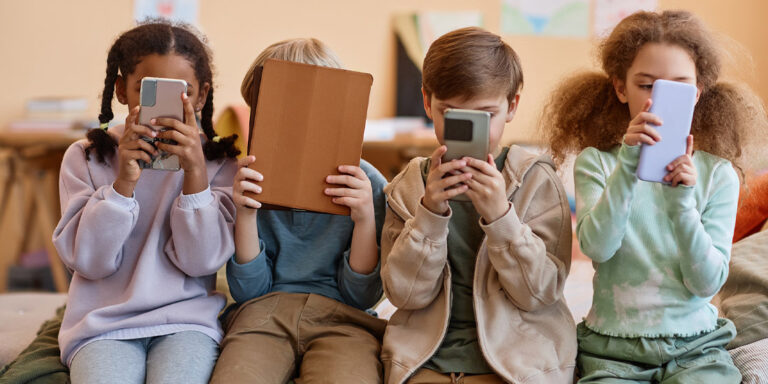 Educazione digitale: perché vietare lo smartphone ai bambini non basta
