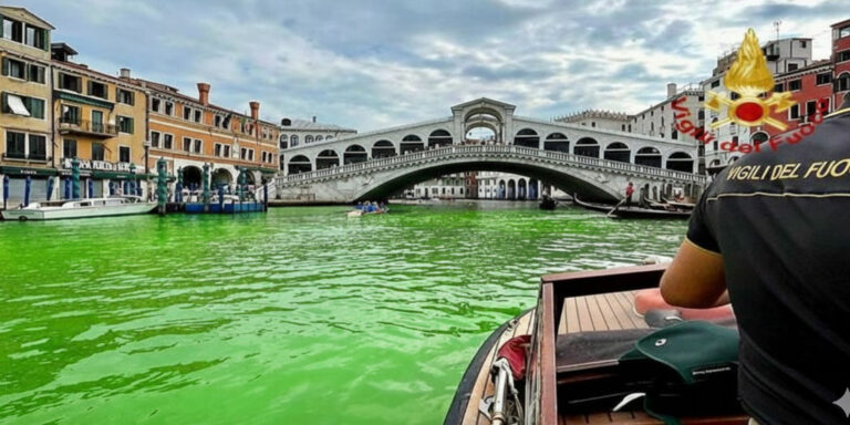 Greta Thunberg colora di verde il Canal Grande contro l’Ecocidio