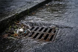 caditoia stradale ostruita rischio allagamento urbano