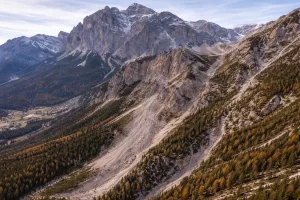 Versante dolomitico delle Tofane a Cortina d'Ampezzo: area montuosa con rischio idrogeologico documentato da ISPRA e PAI regionale