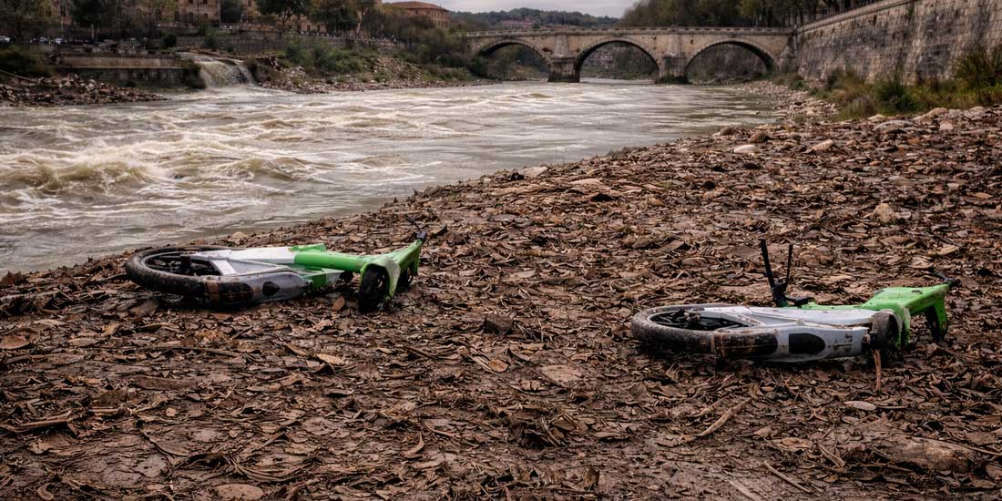 Bici elettriche abbandonate nel Tevere