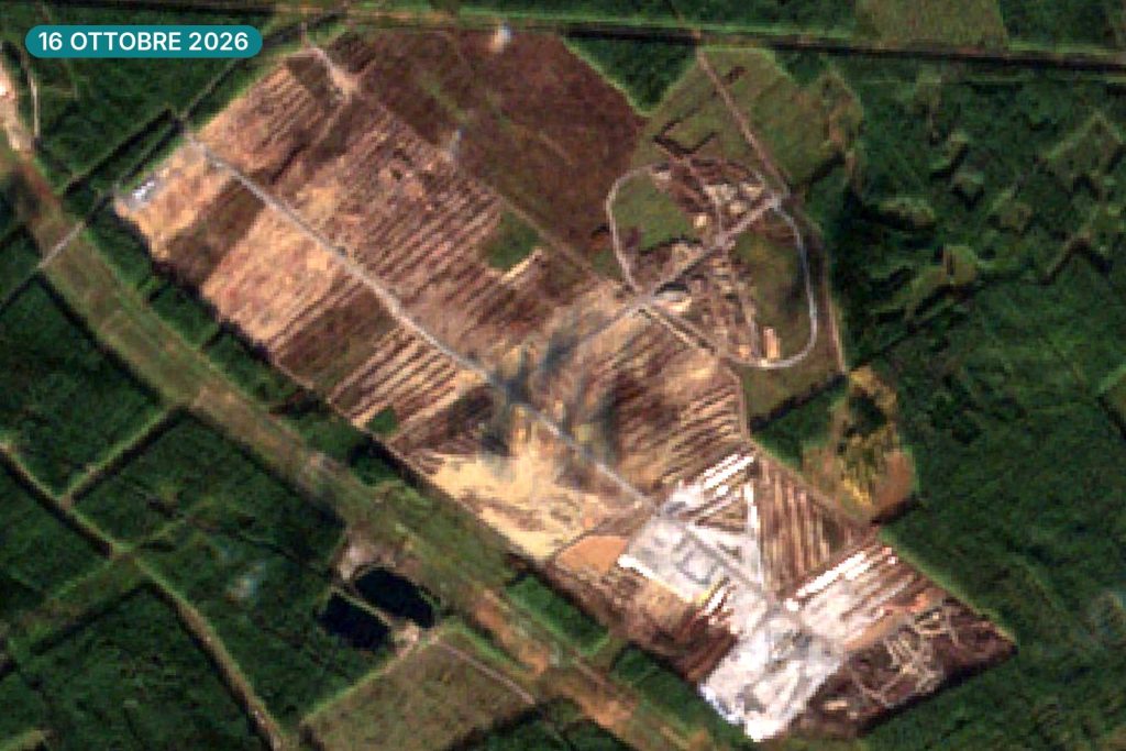 Immagine satellitare del cantiere di Muhos il 16 ottobre 2026: una vasta area di terra scoperta in mezzo al bosco, con strade chiare e solchi paralleli